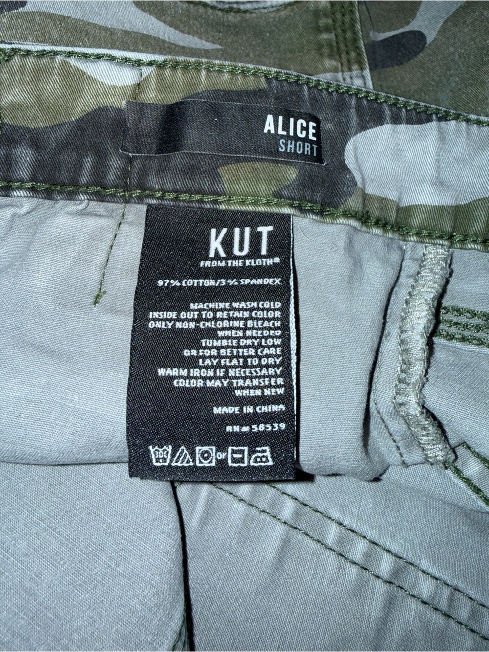 Kut From The Kloth Women’s Distressed Camouflage Alice Utility Short Size 6 - Picture 6 of 8